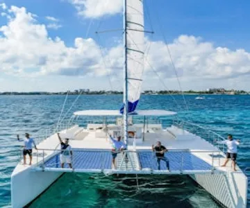 Isla Mujeres: Catamaran Tour with Snorkeling & Beach Club from Cancún